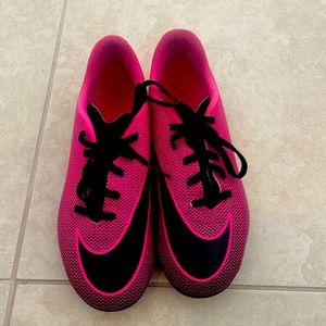 Nike Soccer Cleats Size 5 BIG KIDS
